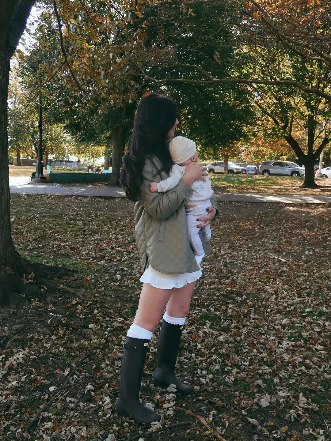 fall mom outfits 2026 Quilted Jackets and Rain Boots for Beautiful Autumn Walks