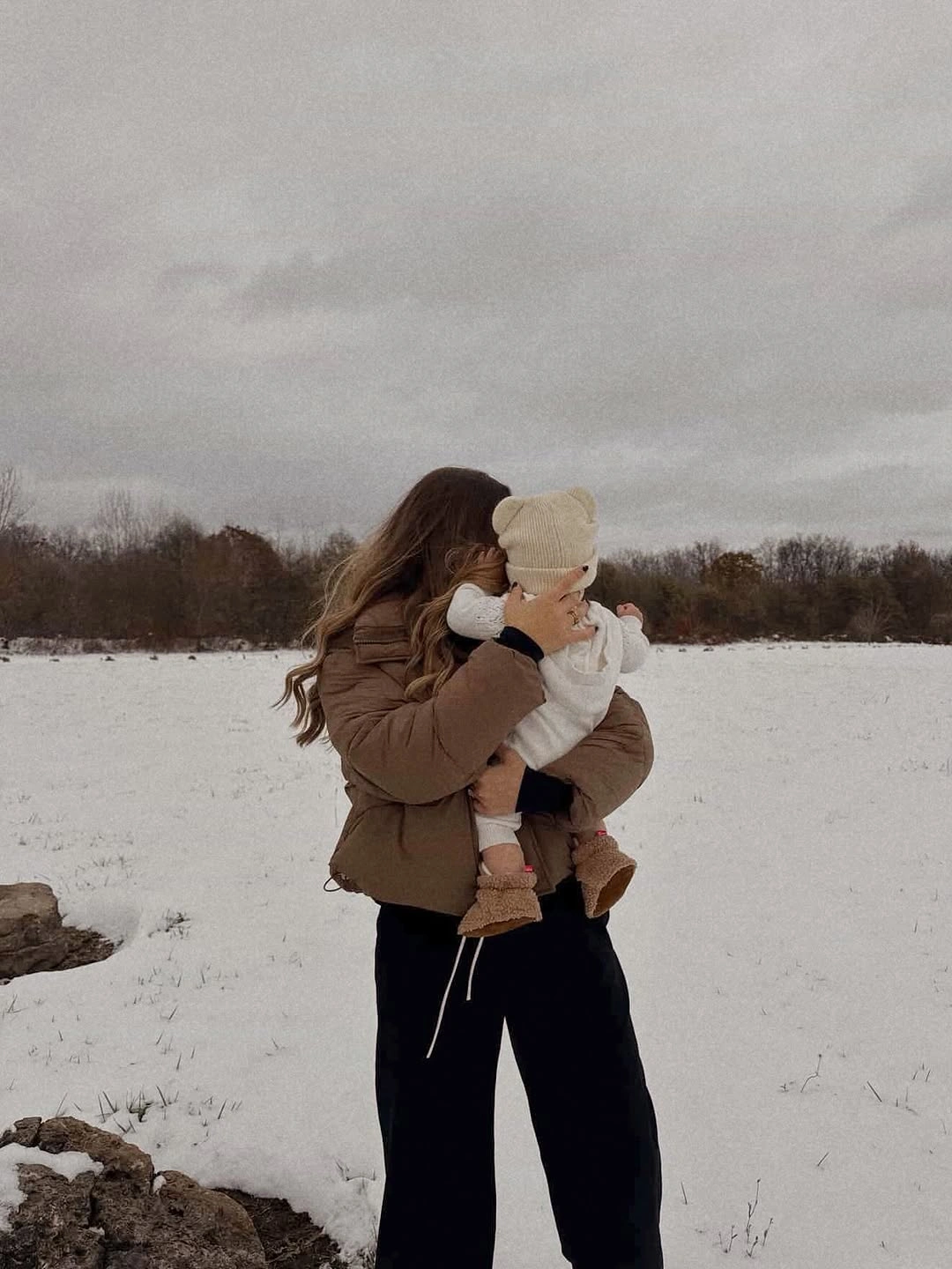 fall mom outfits 2026 Neutral Puffer Jackets for Cozy Family Moments Outdoors
