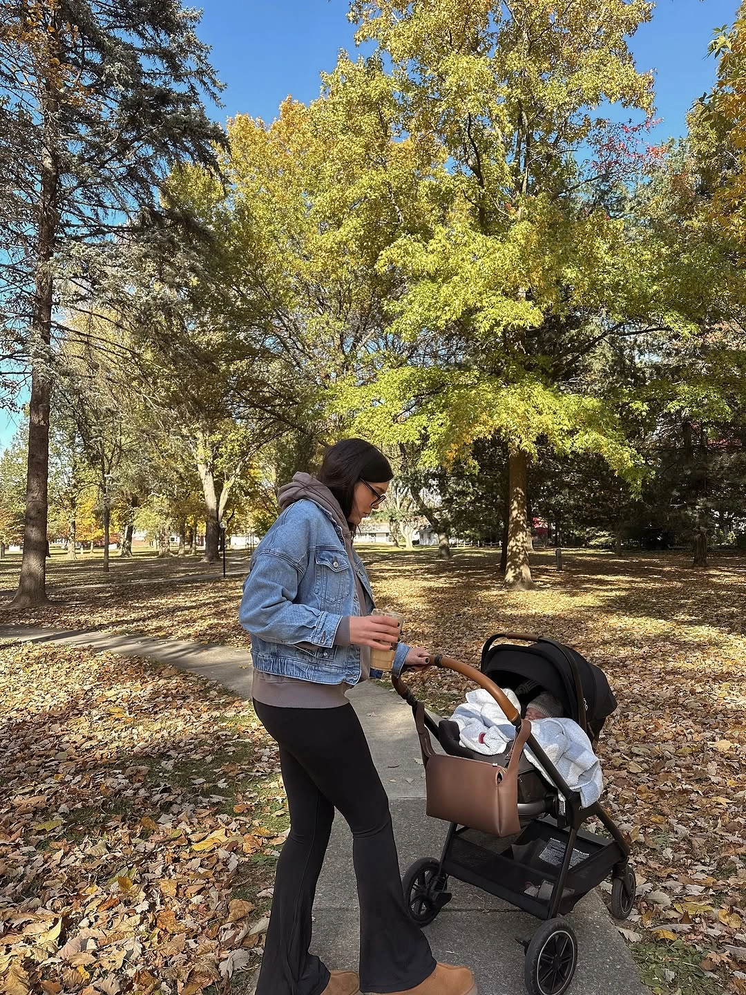 fall mom outfits 2026 Denim Jackets and Leggings for Crisp Morning Coffee Runs