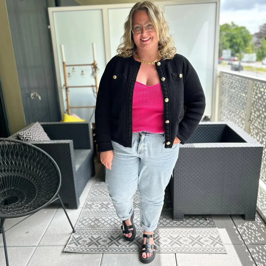 fall outfits for plus size women The Bright Pop of Color That Makes Casual Denim Feel Modern