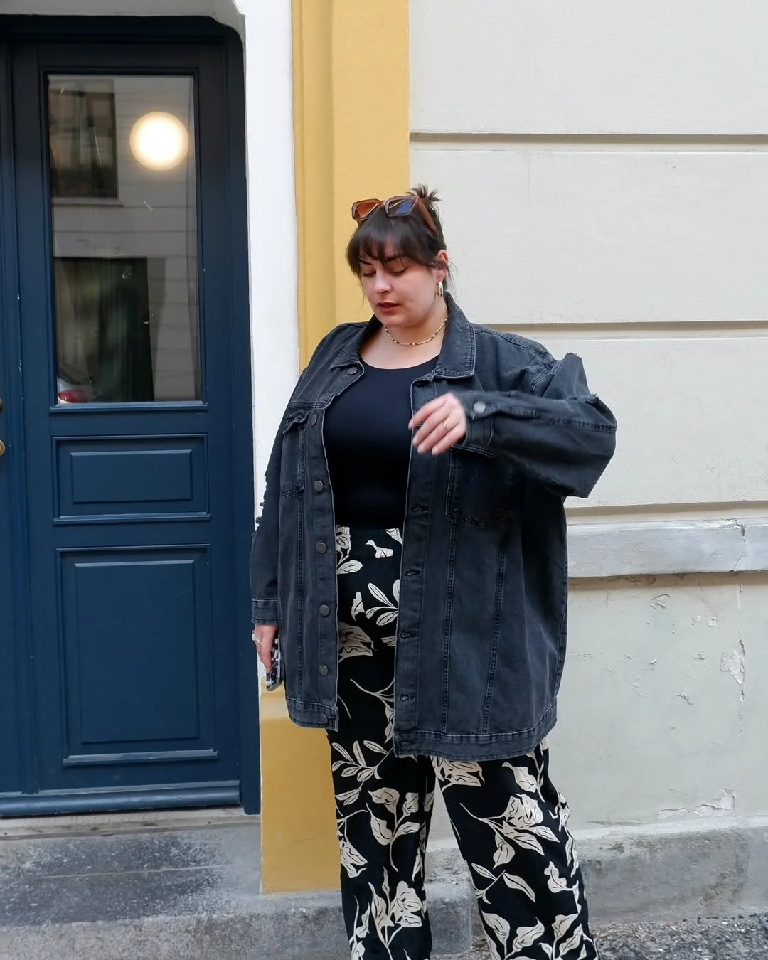 fall outfits for plus size women The Oversized Denim Jacket and Printed Trousers Combination That Feels Effortlessly Cool