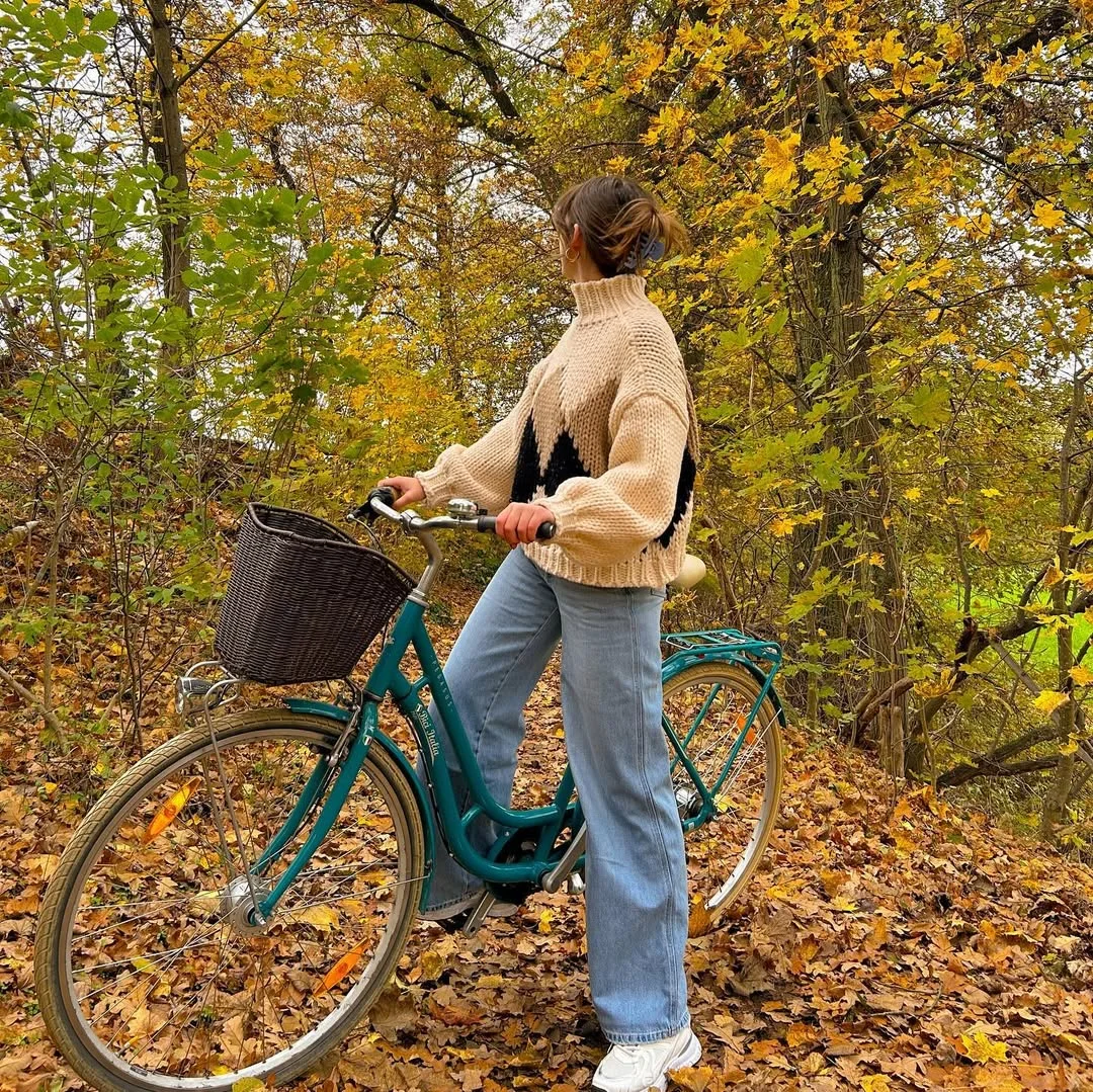 fall outfits ideas 2026 Cozy Turtleneck Sweaters and Relaxed Denim for Autumn Adventures