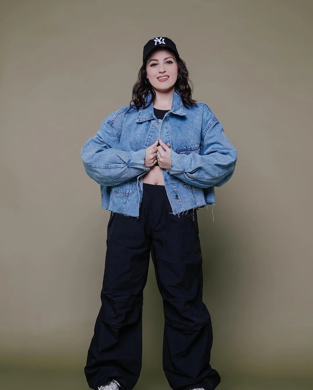 fall outfits with jeans jacket 2026 Sporty Streetwear With a Cropped Denim Jacket