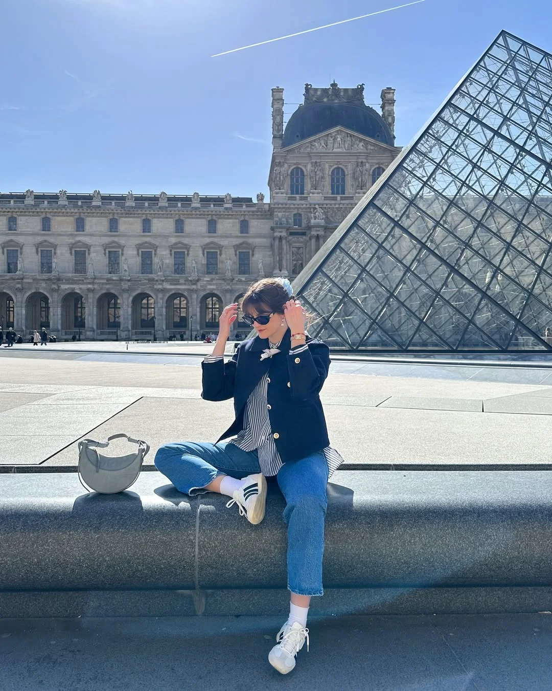 fall outfits with sneakers and jeans 2026 Paris-Inspired Denim and Sneakers for a Day of Exploring