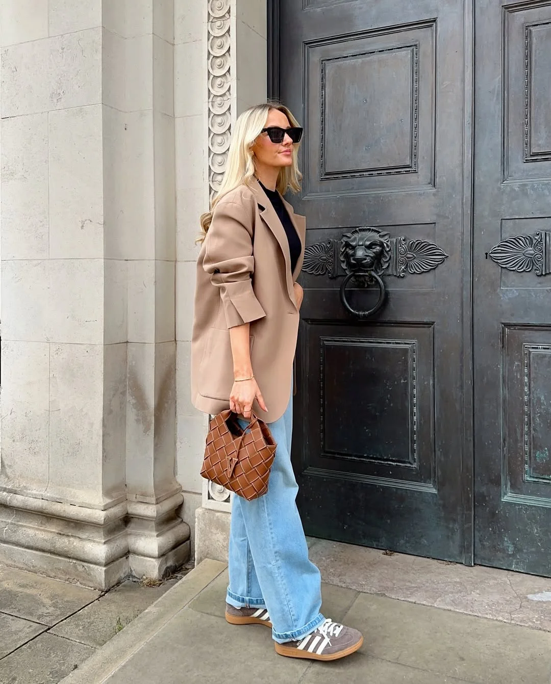 fall outfits with sneakers and jeans 2026 The Blazer Outfit That Makes Light Denim Feel Sophisticated