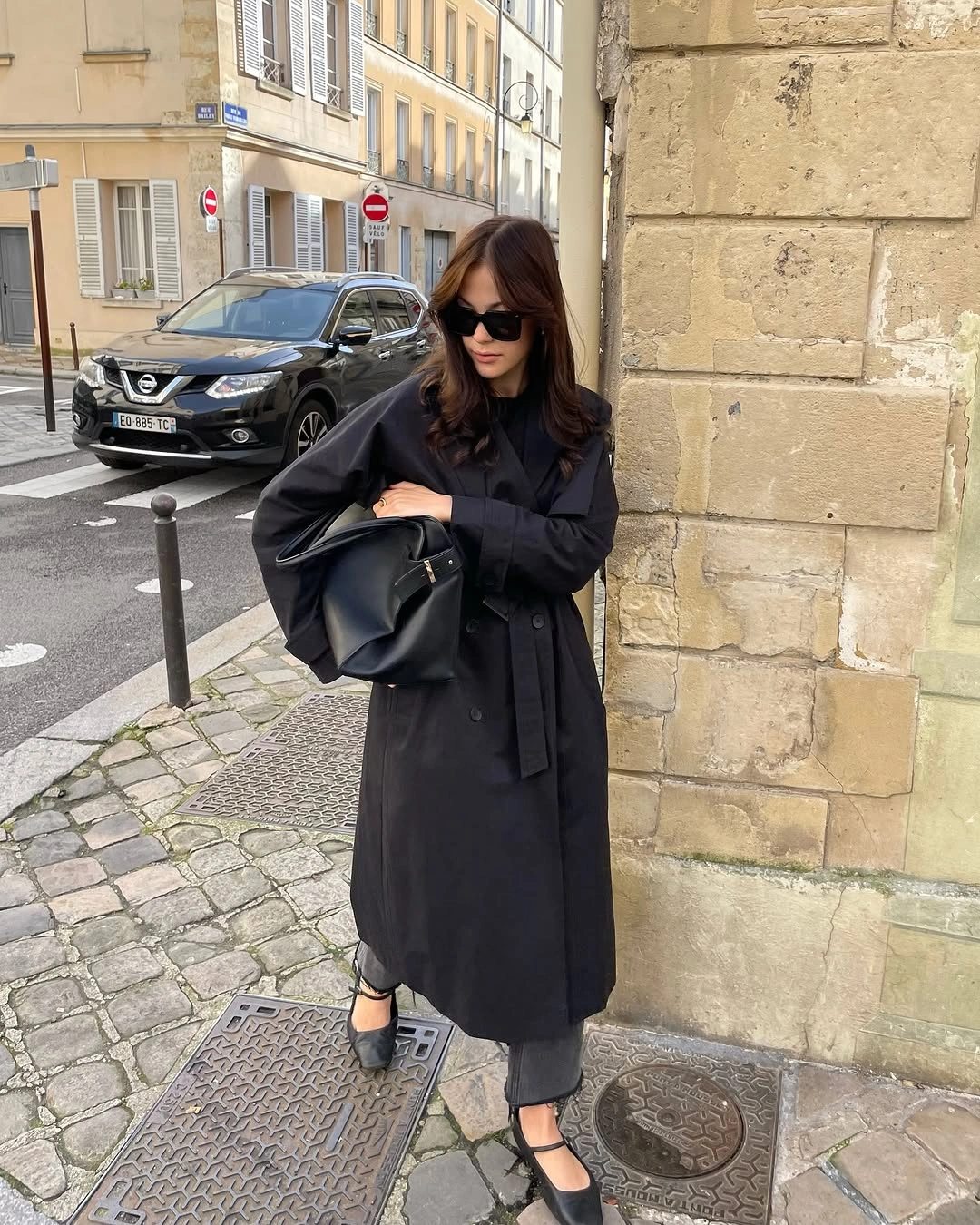 fall travel outfits 2026 All-Black Elegance for Chic European Streets