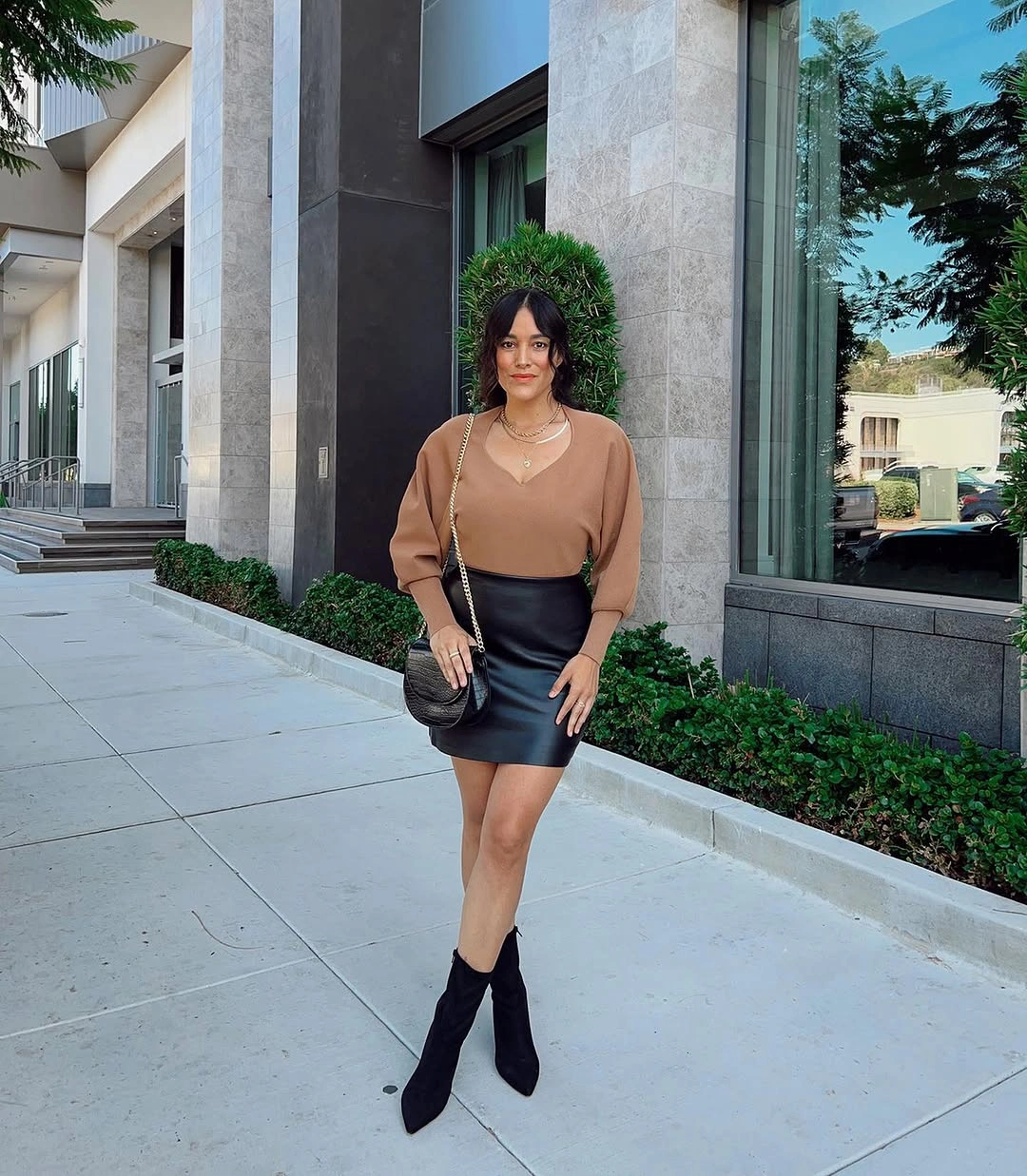 fall travel outfits 2026 Leather Skirts Make Evening Travel Looks Instantly Modern