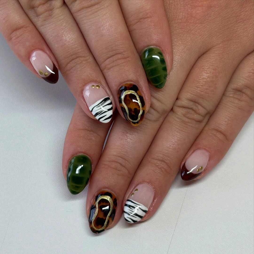 august nails ideas 2026 Olive Green and Tortoiseshell Mixed Nails with Safari Chic