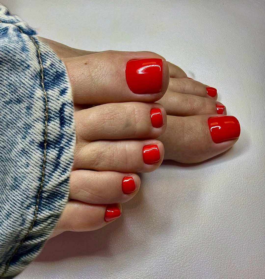 august toe nails 2026 Classic Cherry Red That Never Misses