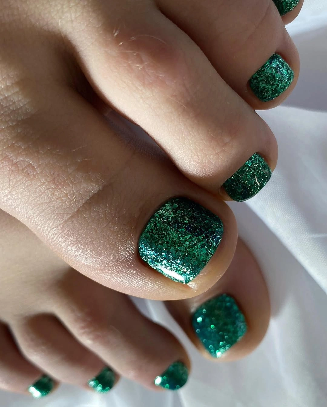 august toe nails 2026 Emerald Glitter That Turns Every Step Into a Statement