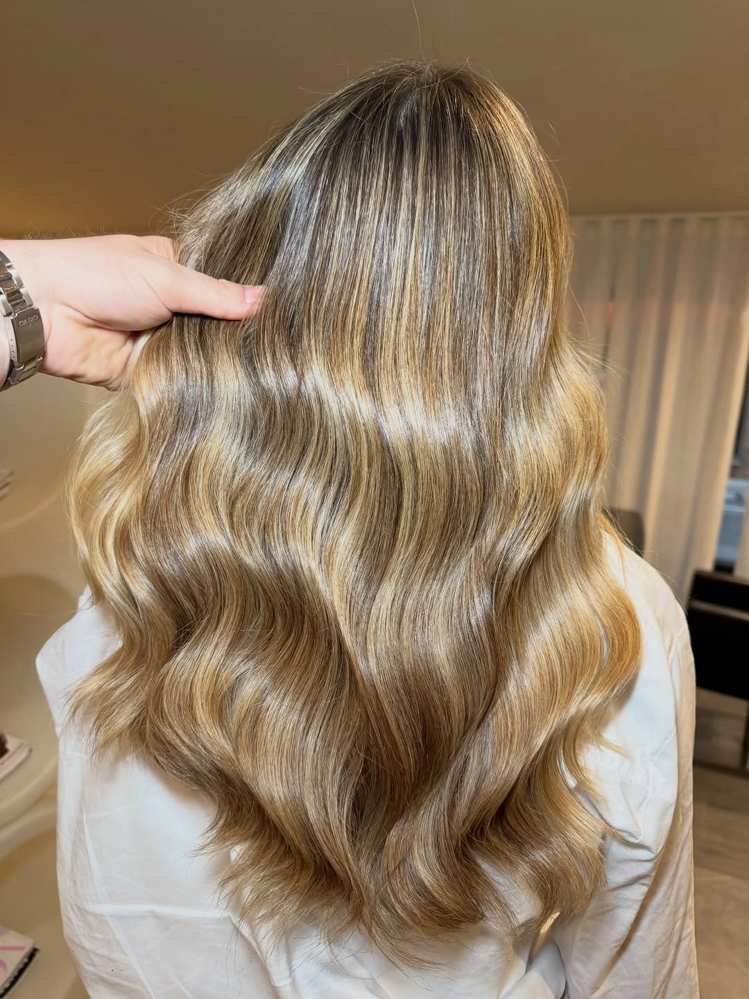 beige blond hair color Champagne Beige Blonde With Glossy Hollywood Waves