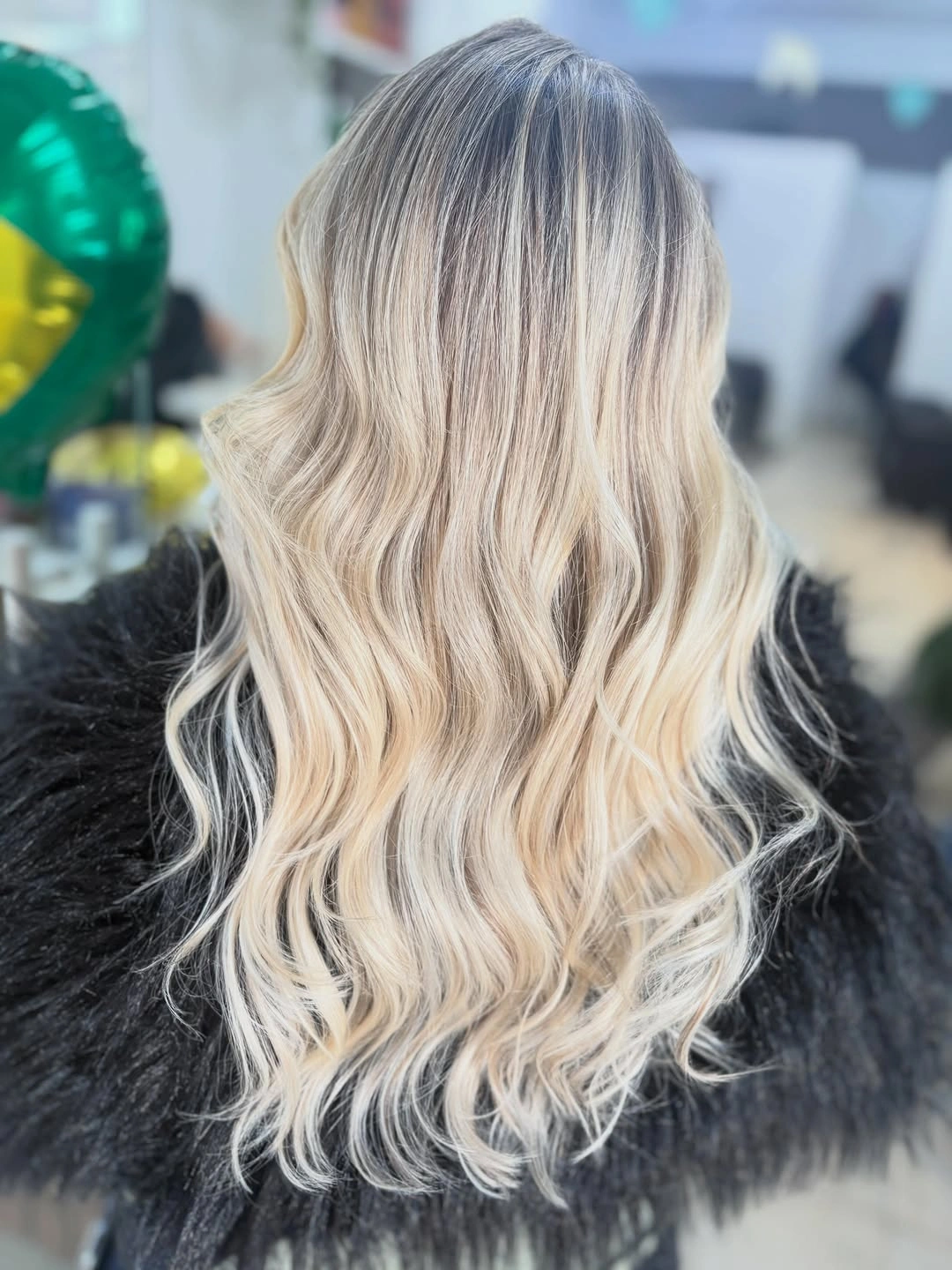 Fall blonde hair colour 2026 Cool Blonde Melt with Smoky Roots and Soft Waves