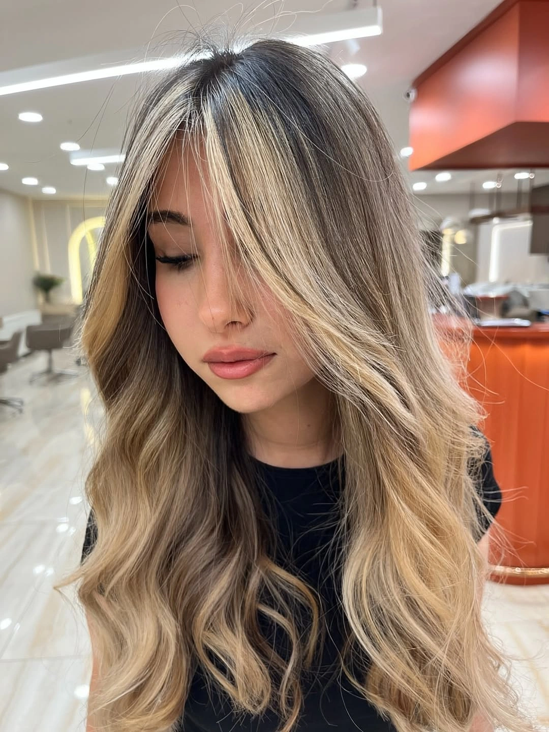 Fall blonde hair colour 2026 Beige Blonde with Bold Face-Framing Highlights