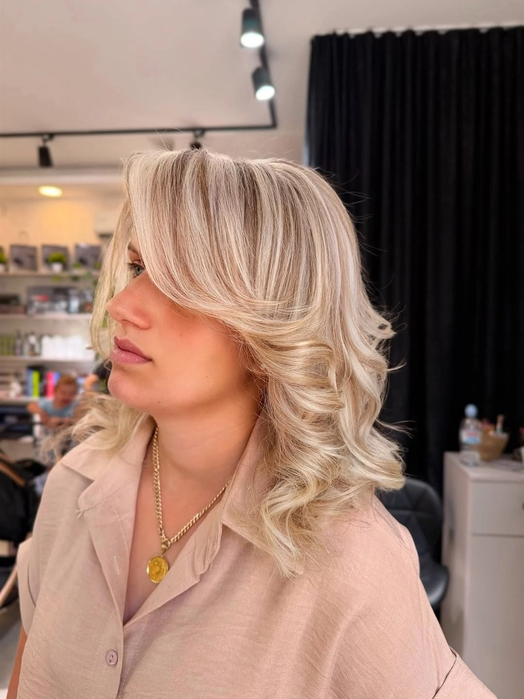 Fall blonde hair colour 2026 Champagne Blonde Blowout with Feathered Layers