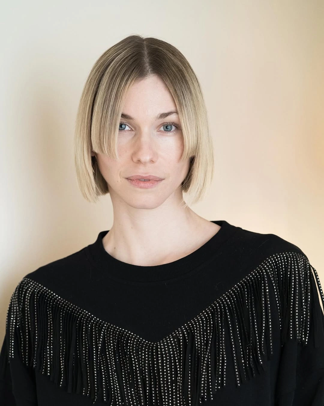 fall bob haircut ideas 2026 Minimal Blonde Blunt Bob With Face-Framing Panels