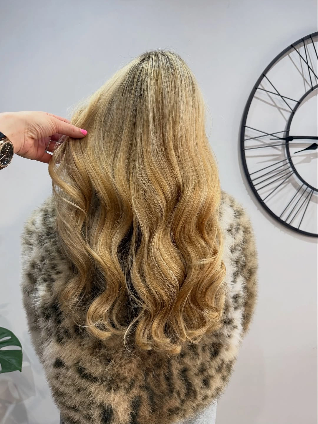 fall hairstyles 2026 Soft Champagne Blonde Waves With Luxe Autumn Shine