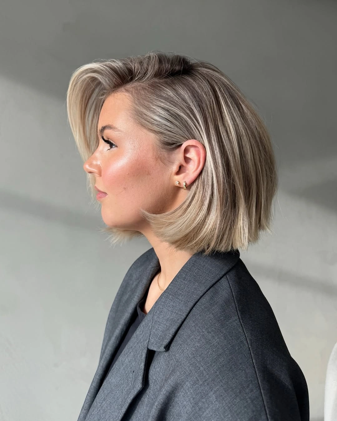 Fall hairstyles for short hair 2026 Layered Blonde Bob with Sweeping Side Volume