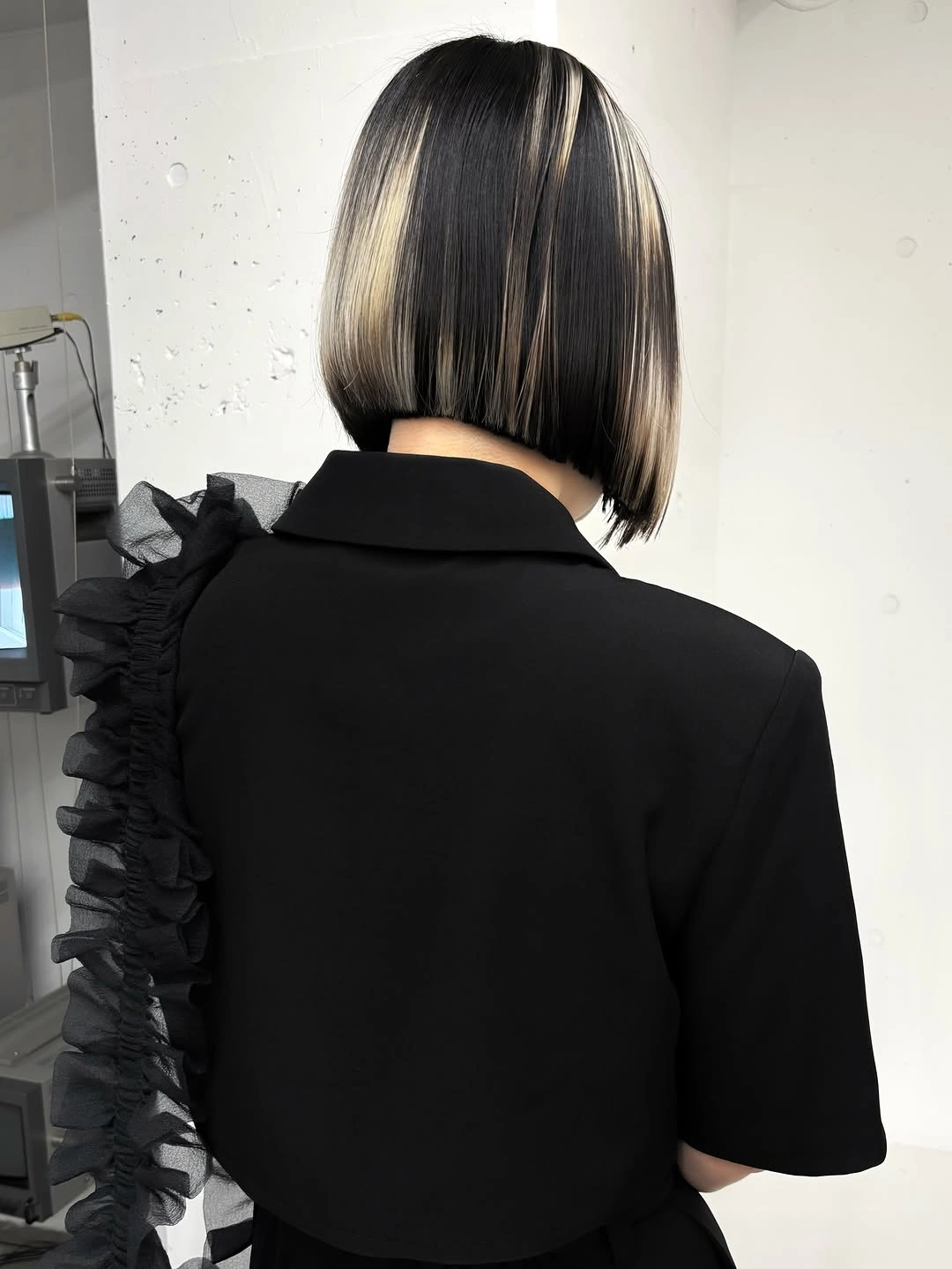 Fall hairstyles for short hair 2026 Precision Blunt Bob with High-Contrast Face-Framing Highlights