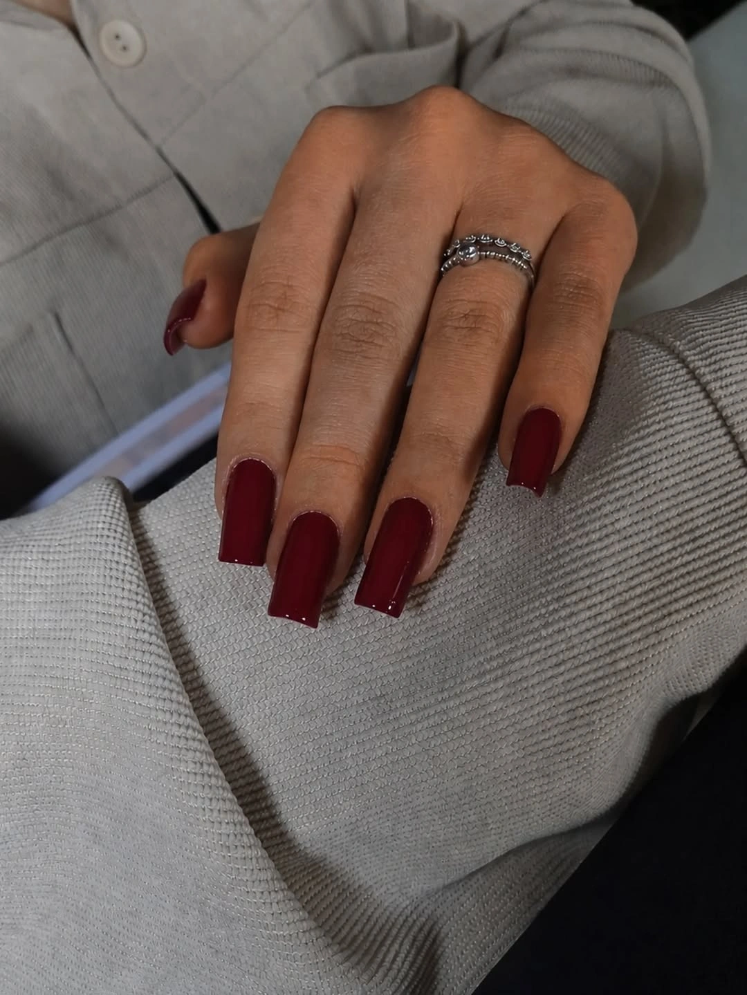 Fall manicure 2026 Burgundy Square Manicure With a Cozy Gray Outfit