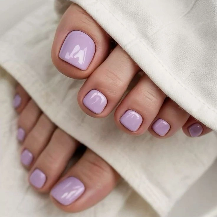 soft lilac glossy pedicure on short toenails