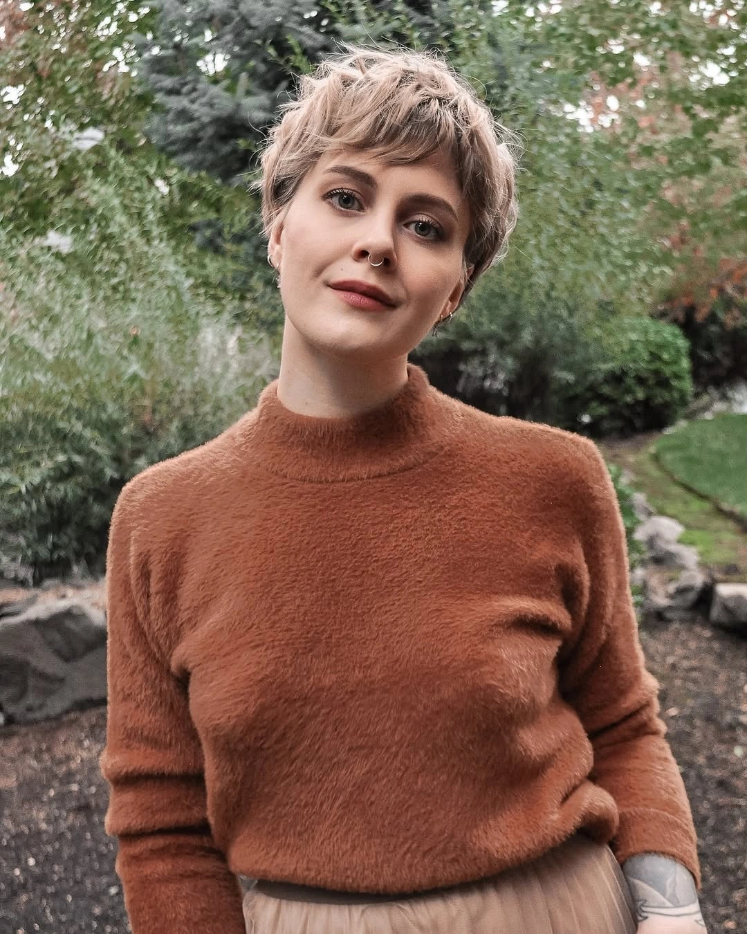 fall pixie haircut ideas 2026 Soft Textured Pixie in Mushroom Blonde