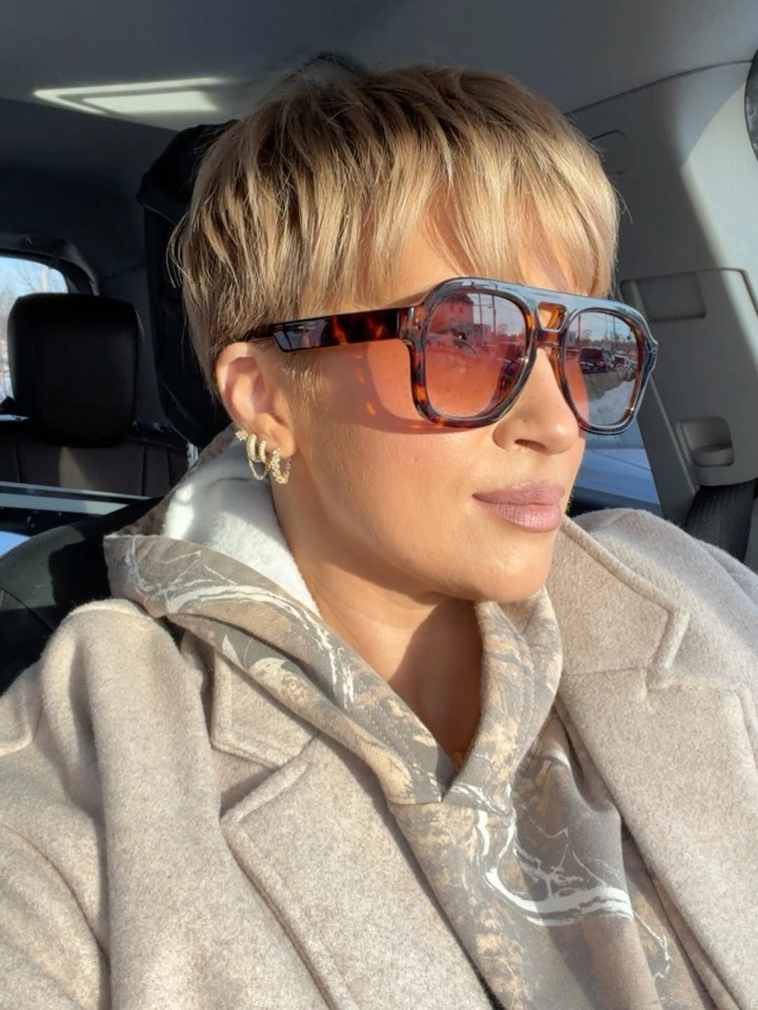 fall pixie haircut ideas 2026 Soft Layered Blonde Pixie with Wispy Fringe