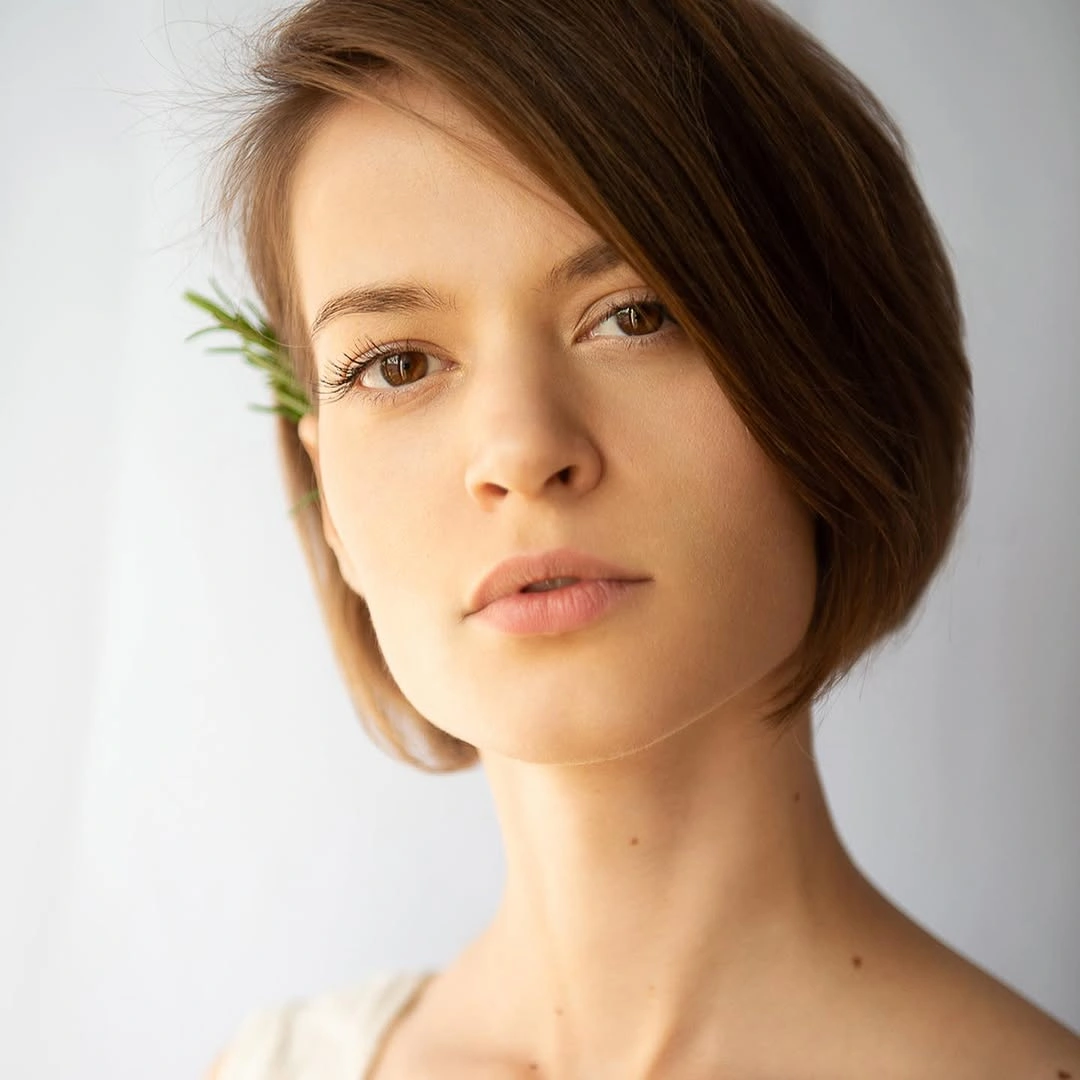 fall short haircuts 2026 Minimalist Side-Part Micro Bob