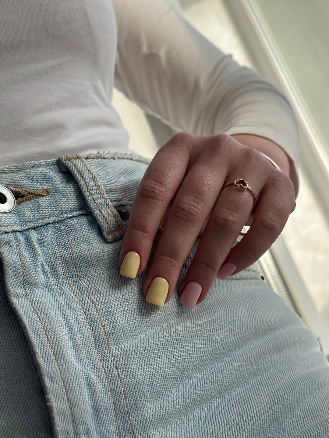 Fall short nails 2026 Pale Yellow Short Nails for a Soft Fall Accent