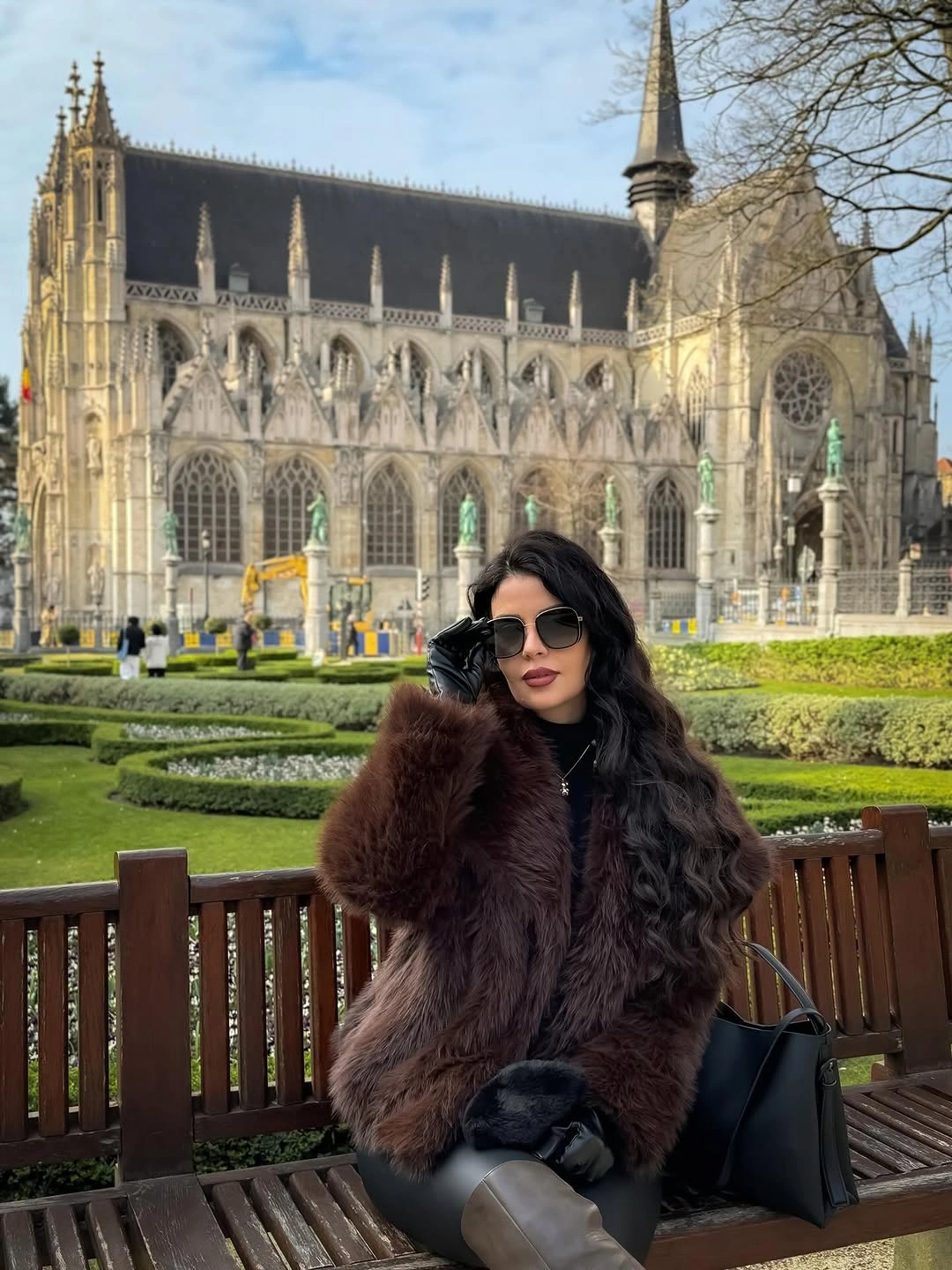 faux fur jacket Dark Faux Fur That Makes Sightseeing Feel Effortlessly Chic