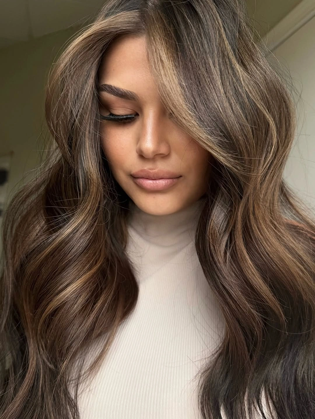 Hair Lowlights: Color Ideas and Inspiration Luxurious Espresso Hair with Soft Mocha Money Pieces