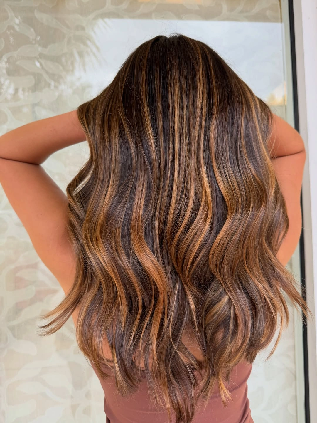 Hair Lowlights: Color Ideas and Inspiration Golden Mocha Waves That Glow Without Going Blonde