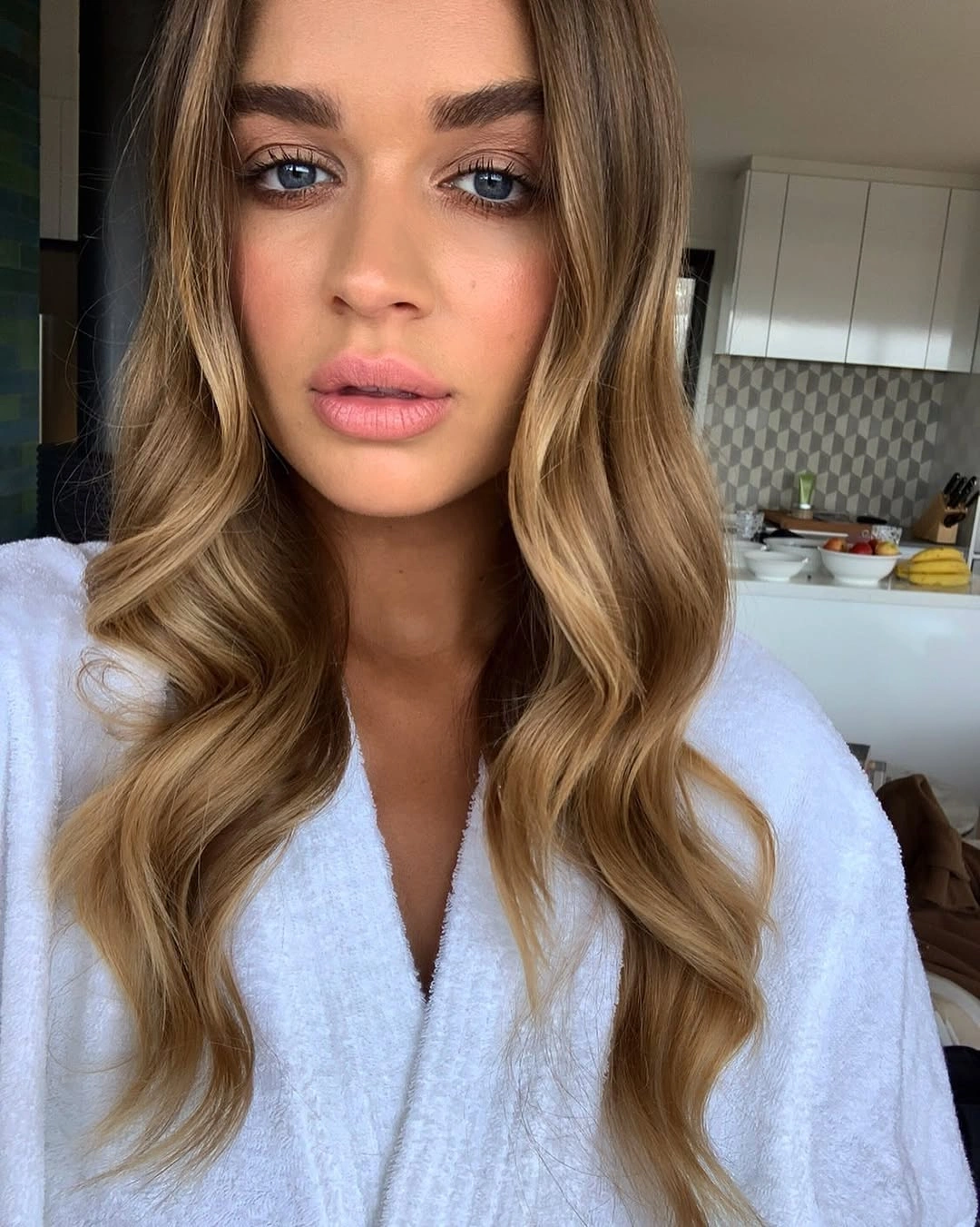 heatless curls hairstyle Glossy Ribbon Waves with Dimensional Blonde Highlights