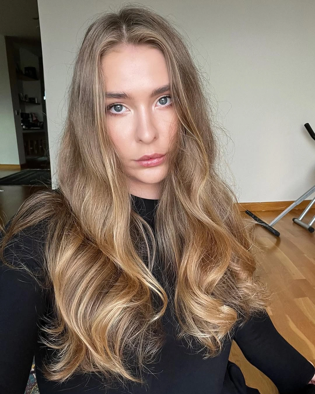 heatless curls hairstyle Soft Honey Balayage Waves with Natural Heatless Volume