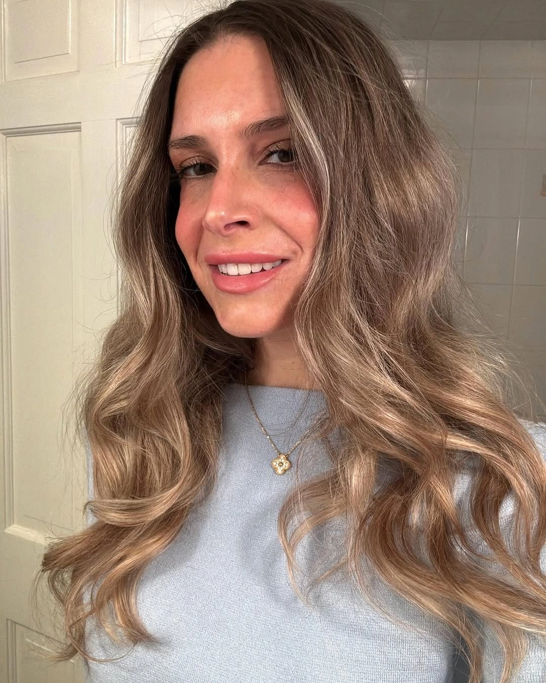 heatless curls hairstyle Elegant Mushroom Blonde Waves with Natural Volume