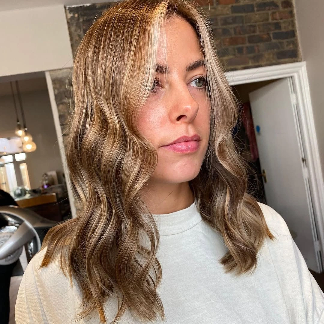 September hairstyles ideas 2026 Warm Bronde Shoulder Waves With Center Part