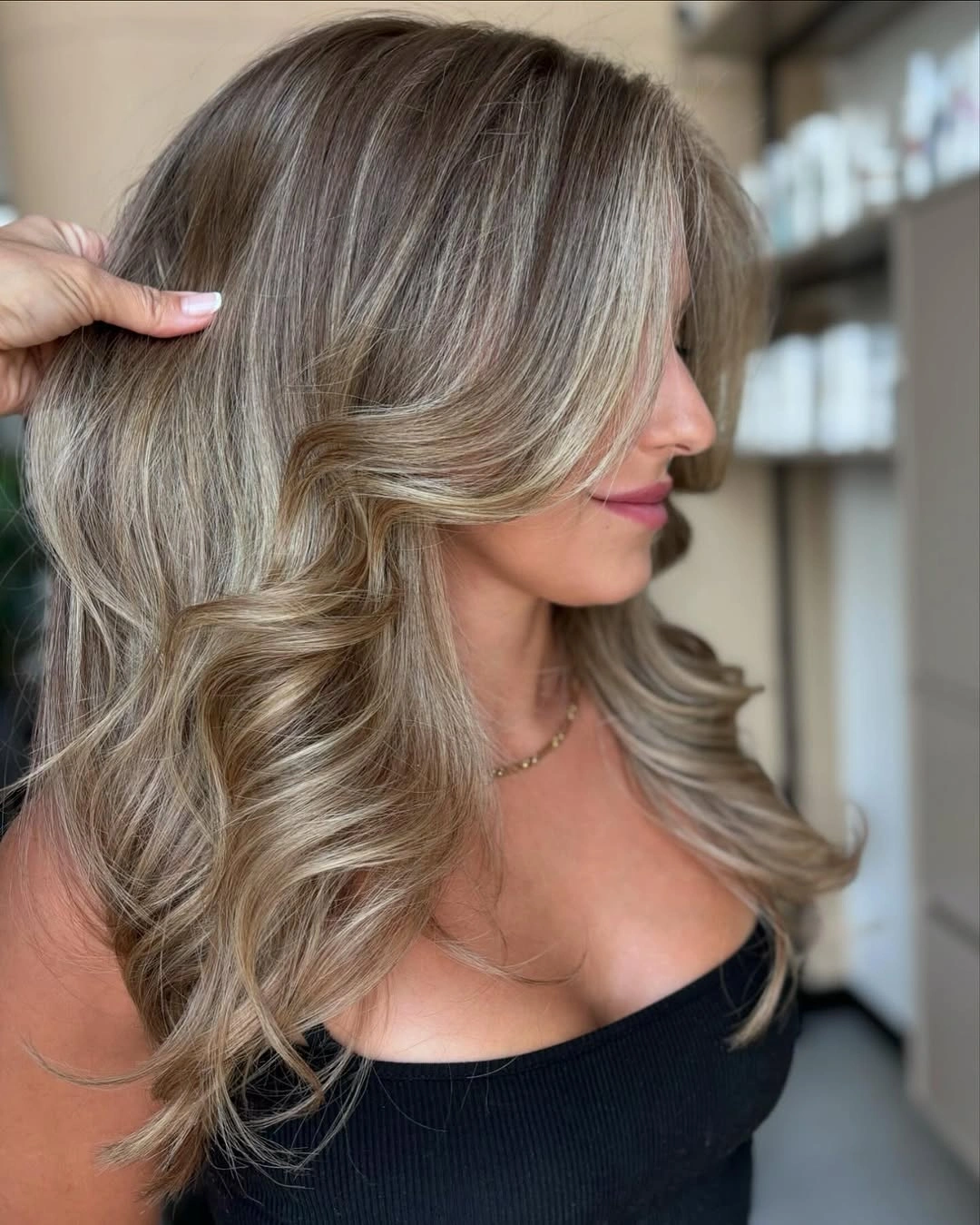 September hairstyles ideas 2026 Side-Swept Blonde Layers With Big Curls