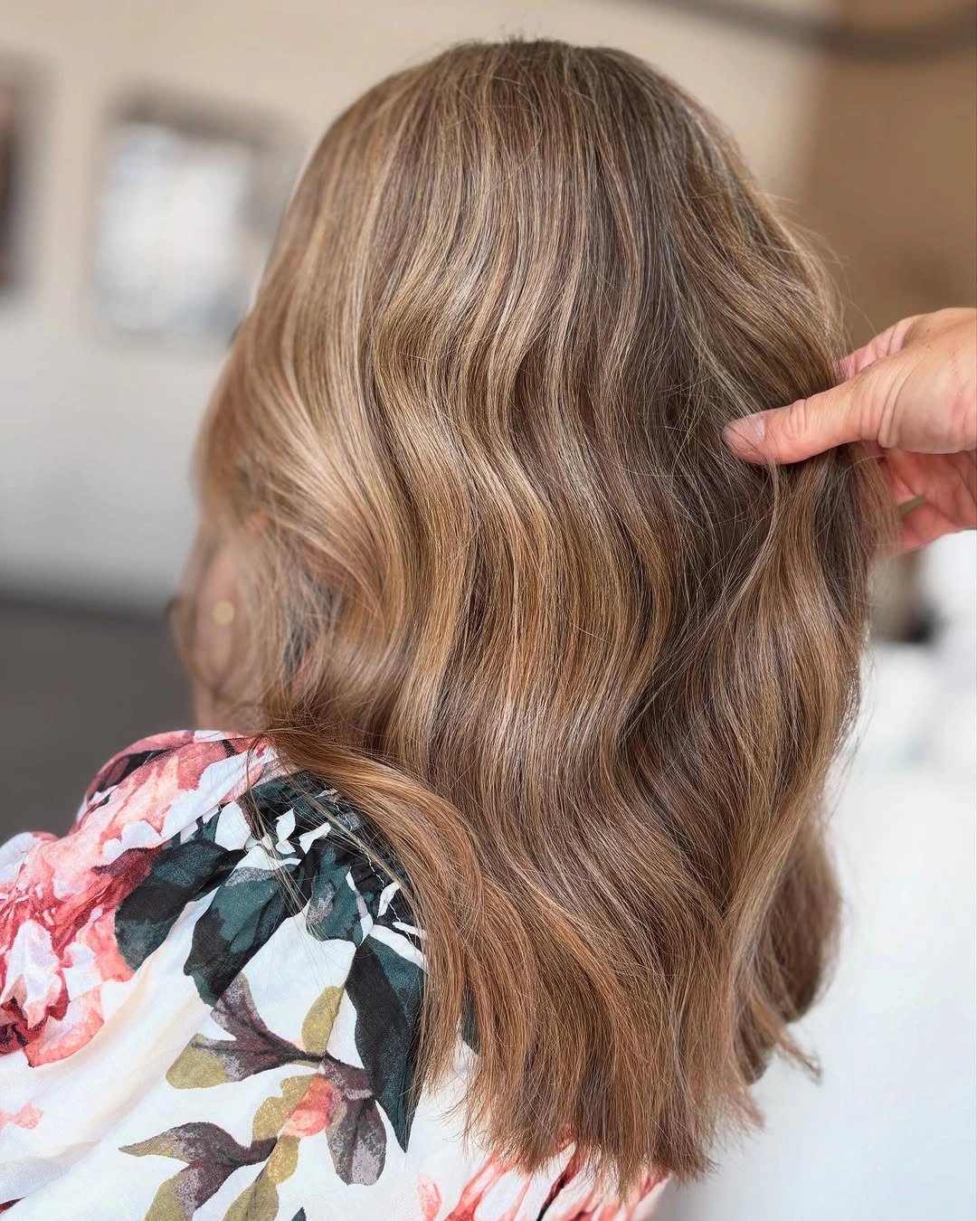 September hairstyles ideas 2026 Honey Blonde Waves With Midlength Movement