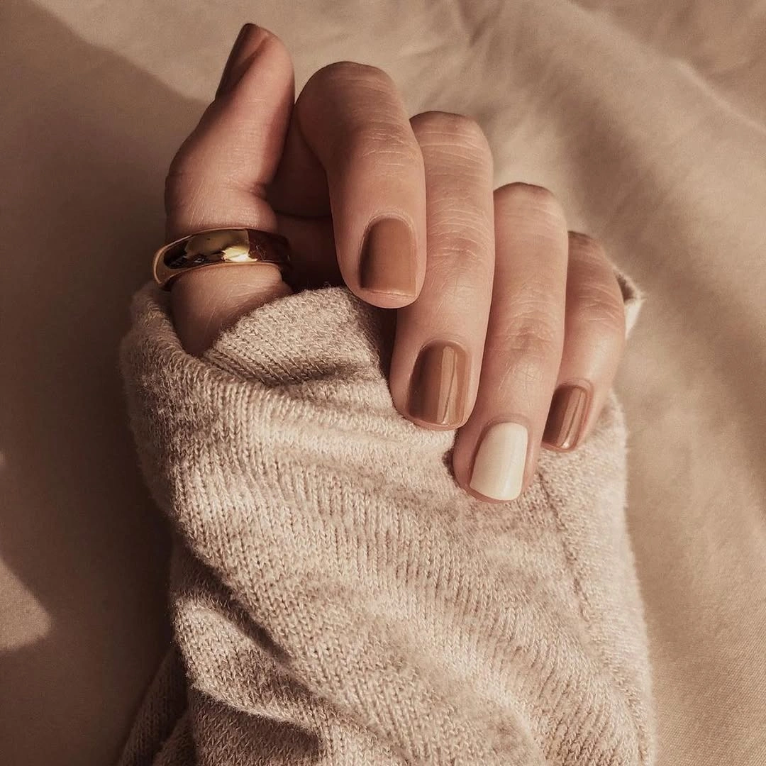 September nails color 2026 Warm Taupe Short Squares With Cream Accents