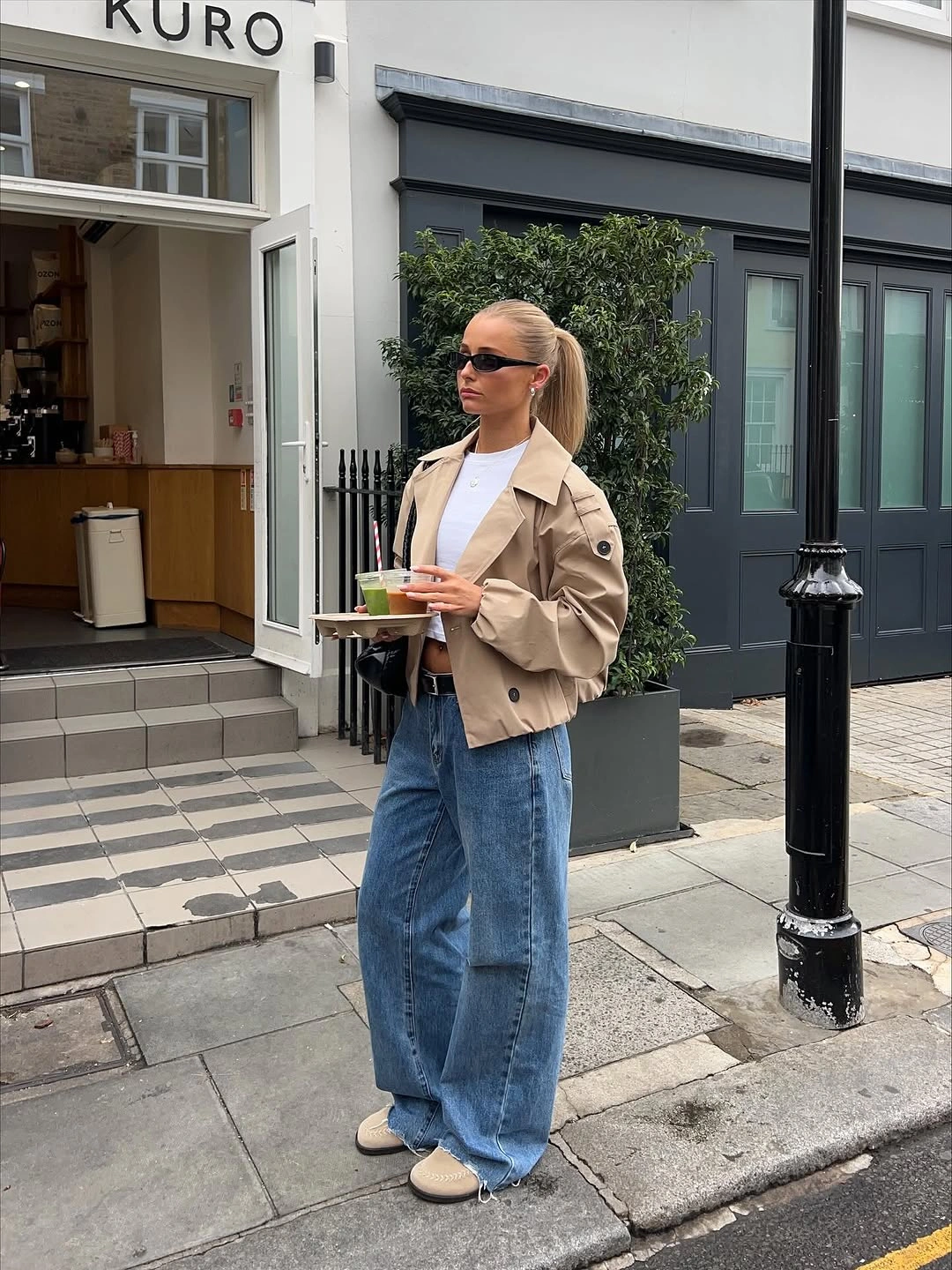 September outfits ideas 2026 Cropped Beige Jacket With Slouchy Denim
