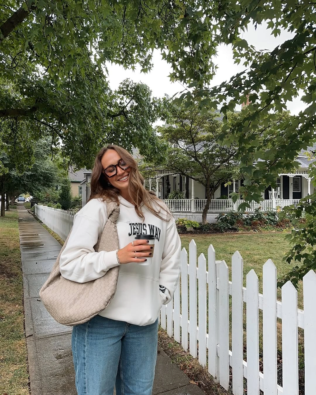 September outfits ideas 2026 White Sweatshirt With Jeans And Woven Tote