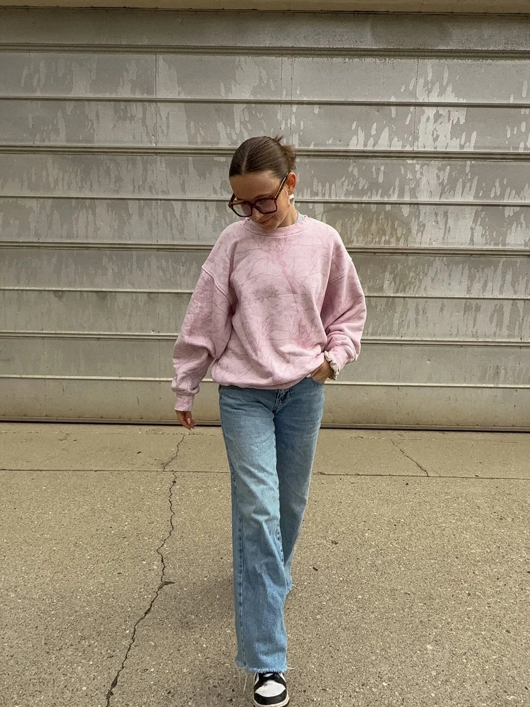 September outfits ideas 2026 Pink Sweatshirt With Straight Jeans