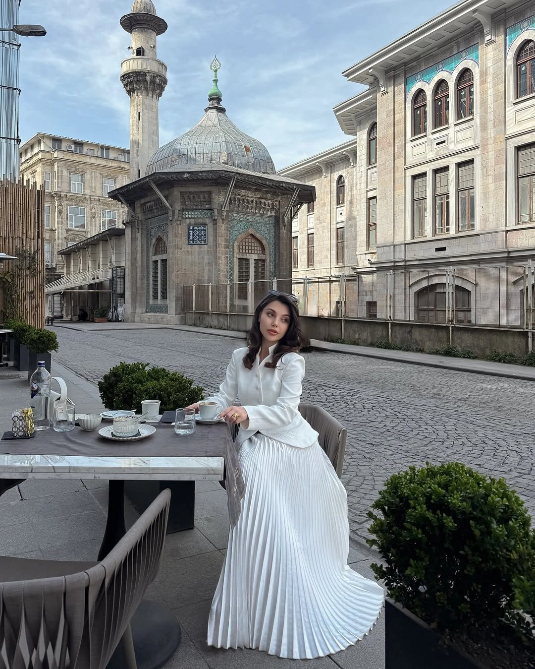 September outfits ideas 2026 White Pleated Maxi Dress With Soft Sleeves