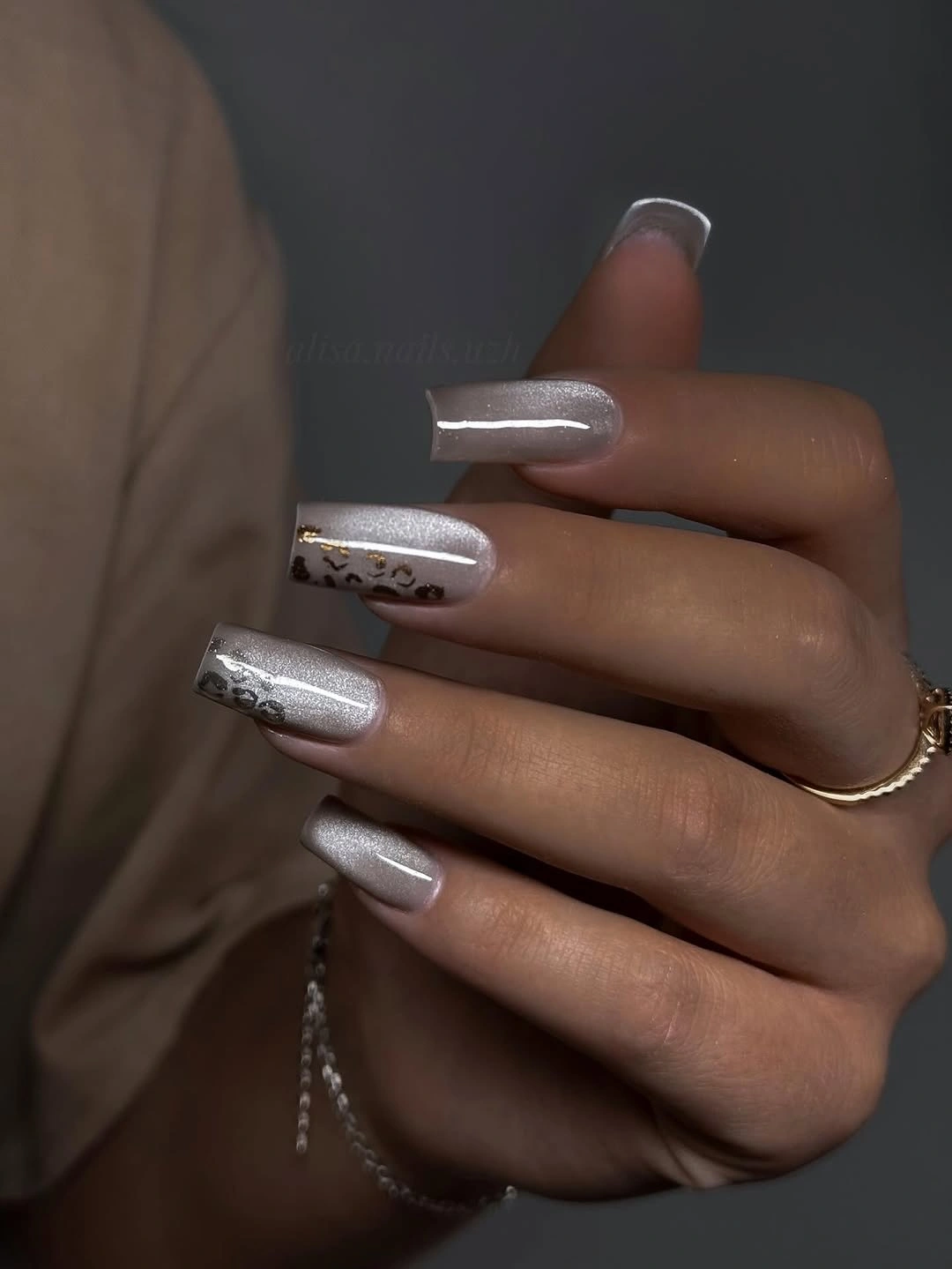Medium silver-gray nails with one pale abstract line accent