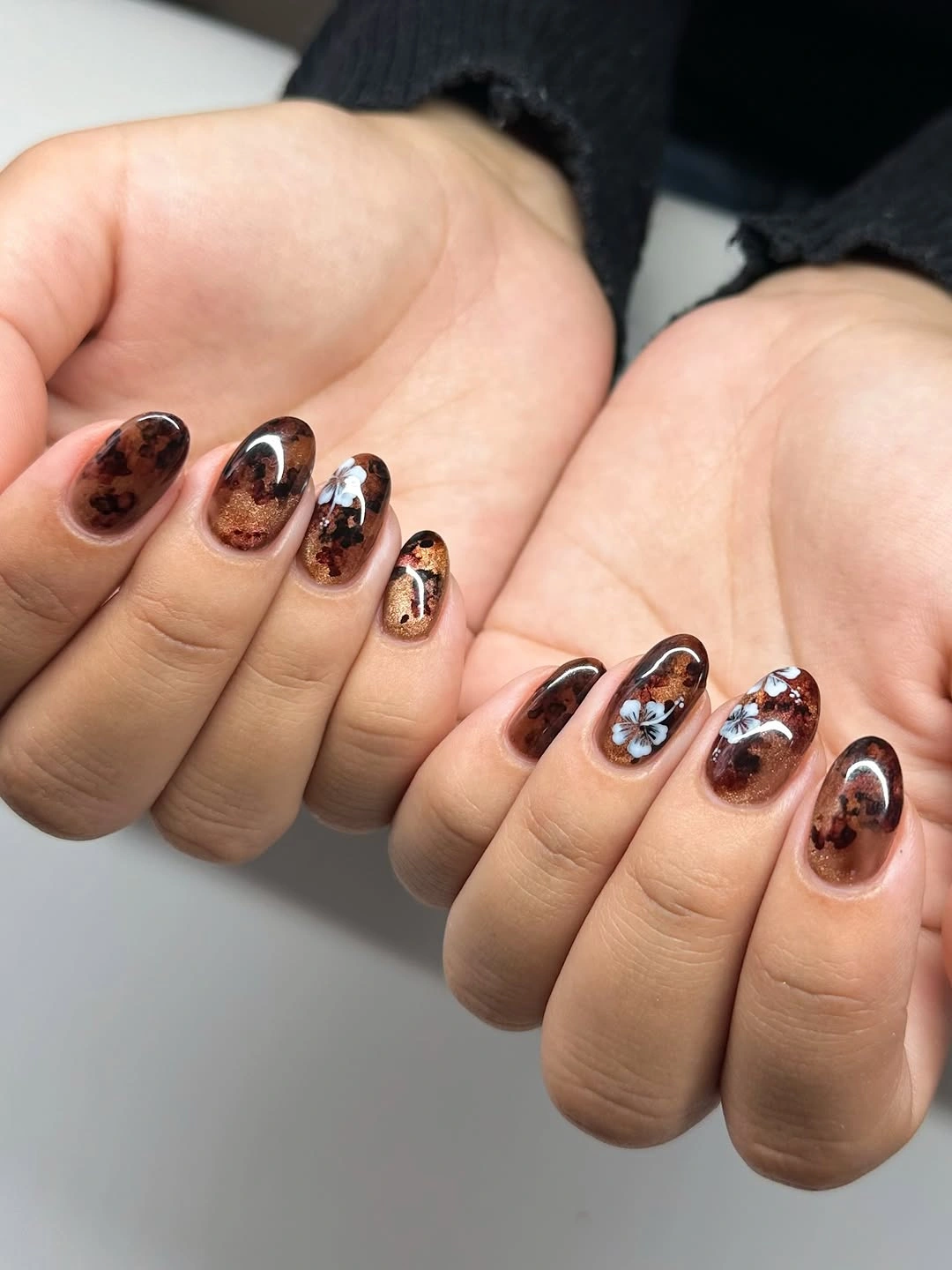 Medium oval tortoiseshell nails in brown black cream and copper tones
