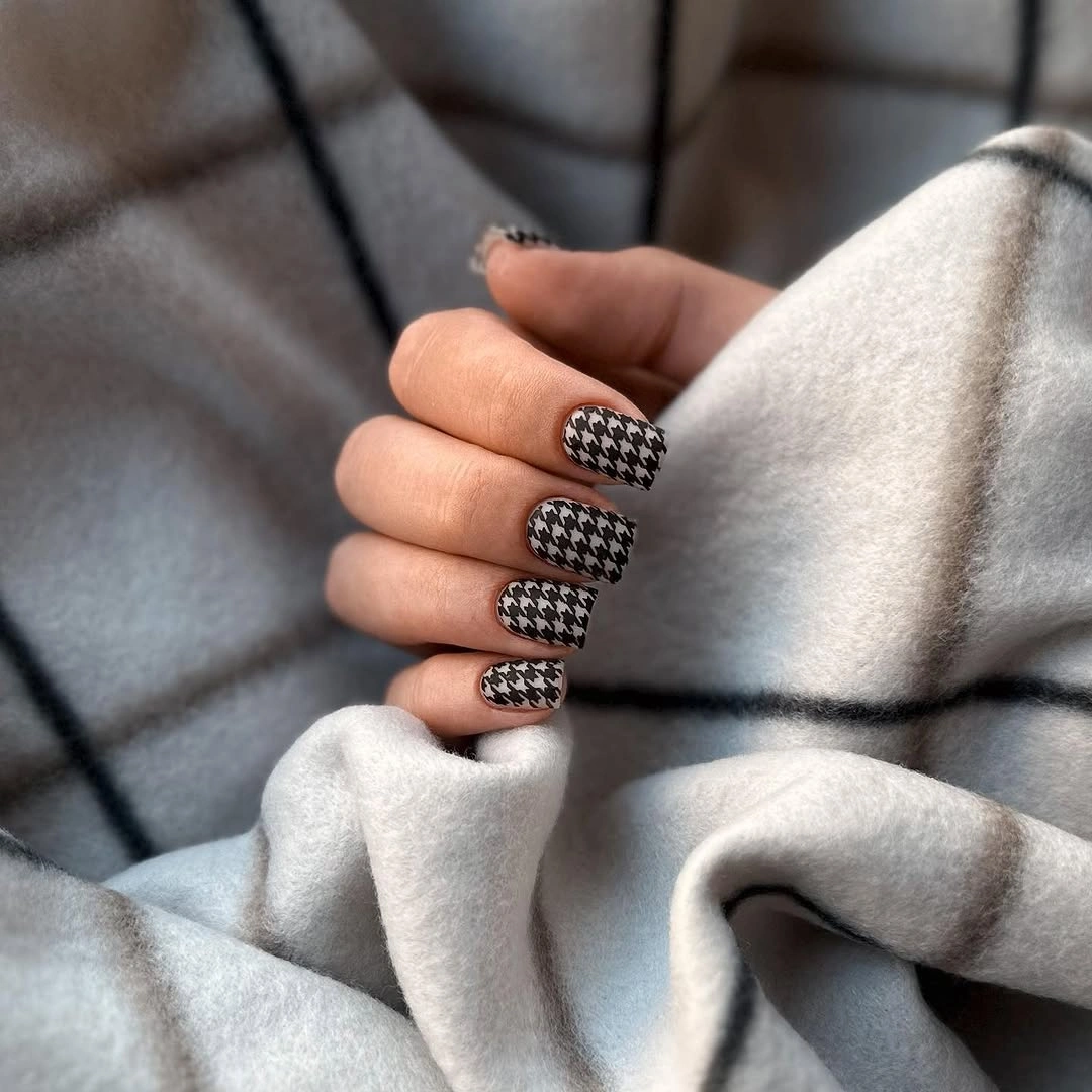 Short square nails with a black and white houndstooth pattern