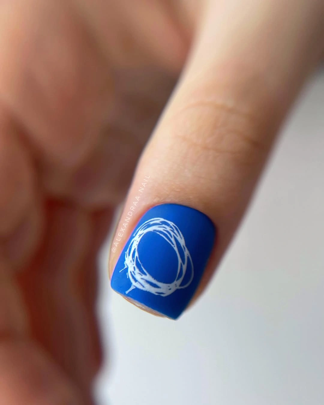 short cobalt square nails with one thin white looping accent