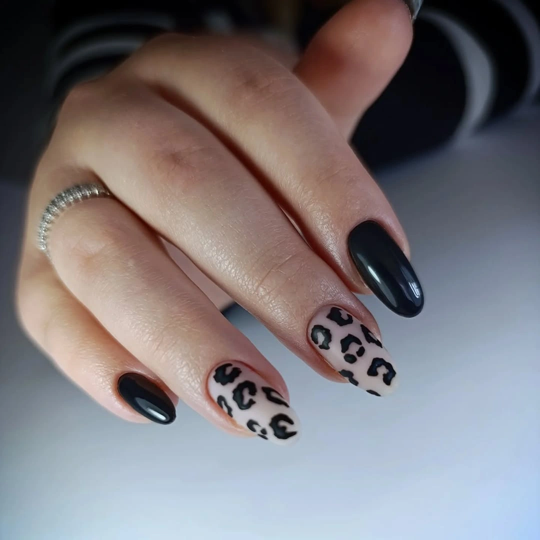 Short almond nails mixing black taupe leopard and gold details