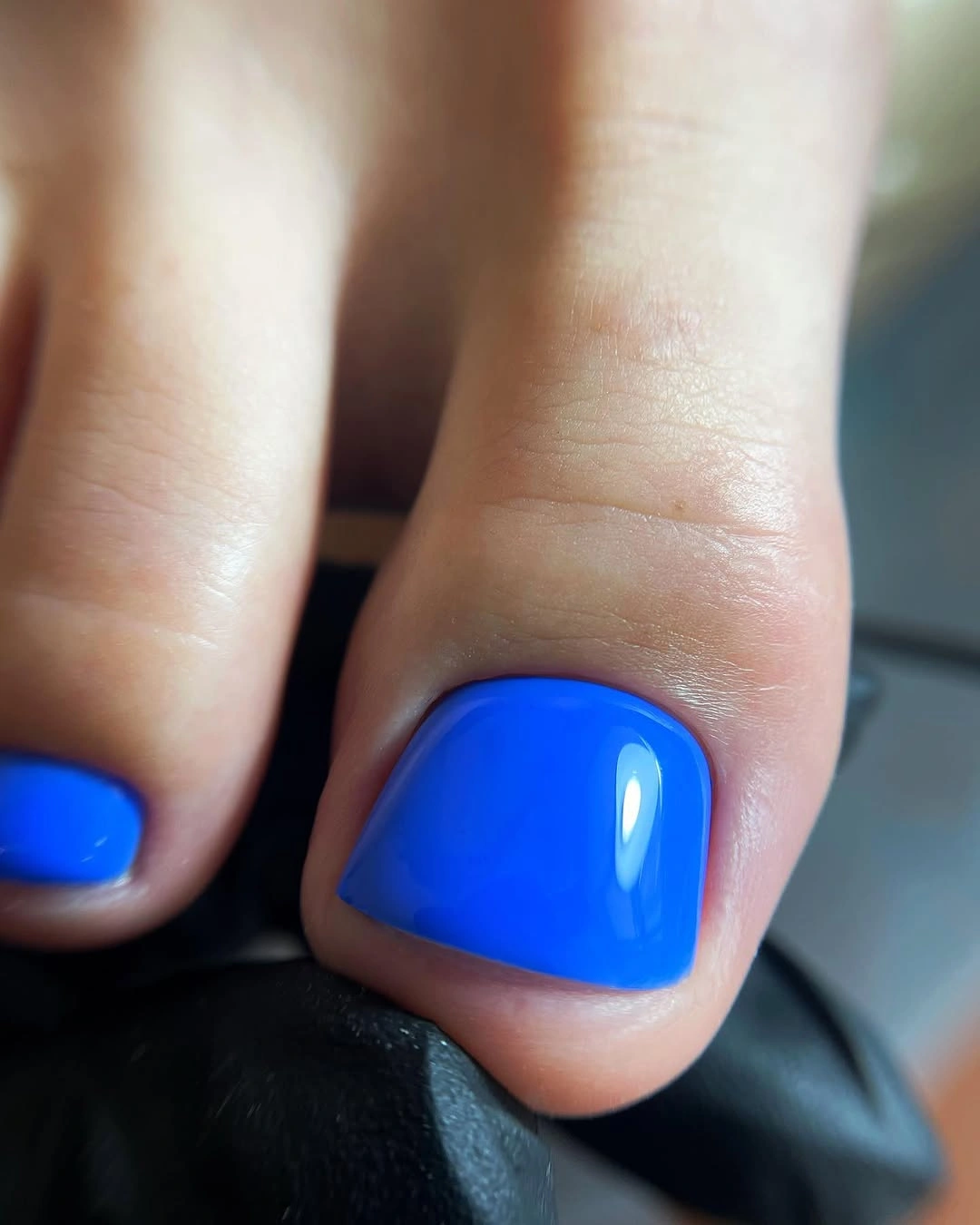 Short vivid electric blue toenails with glossy coverage