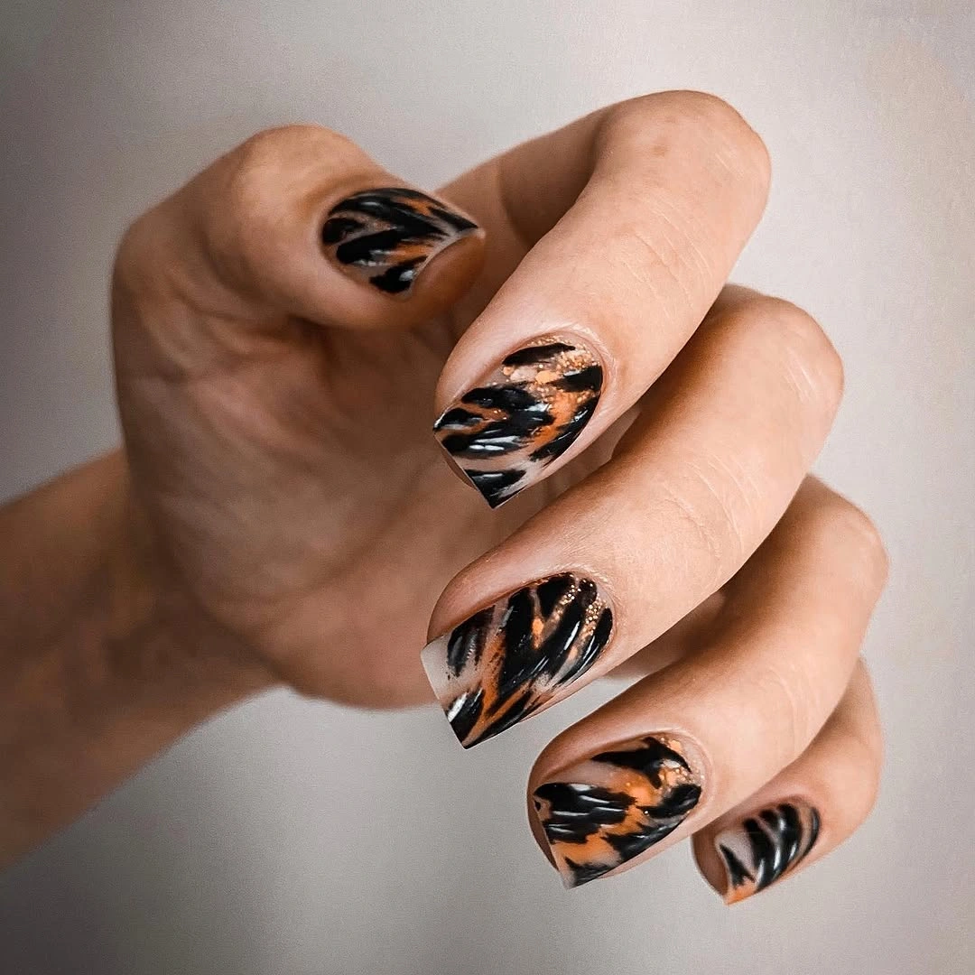 Short uniform black nails with a glossy rounded-square shape