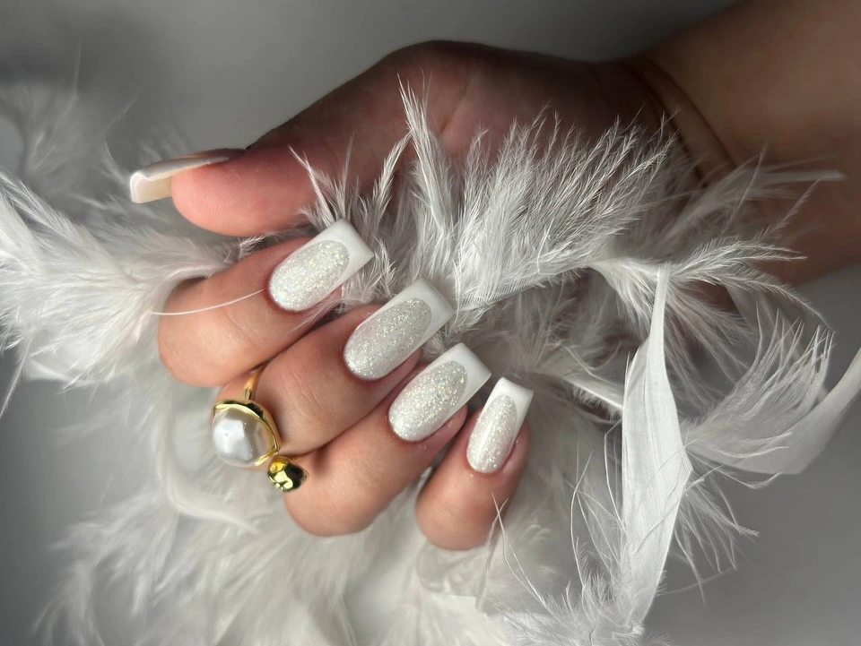 Sparkling white square nails for wedding shine